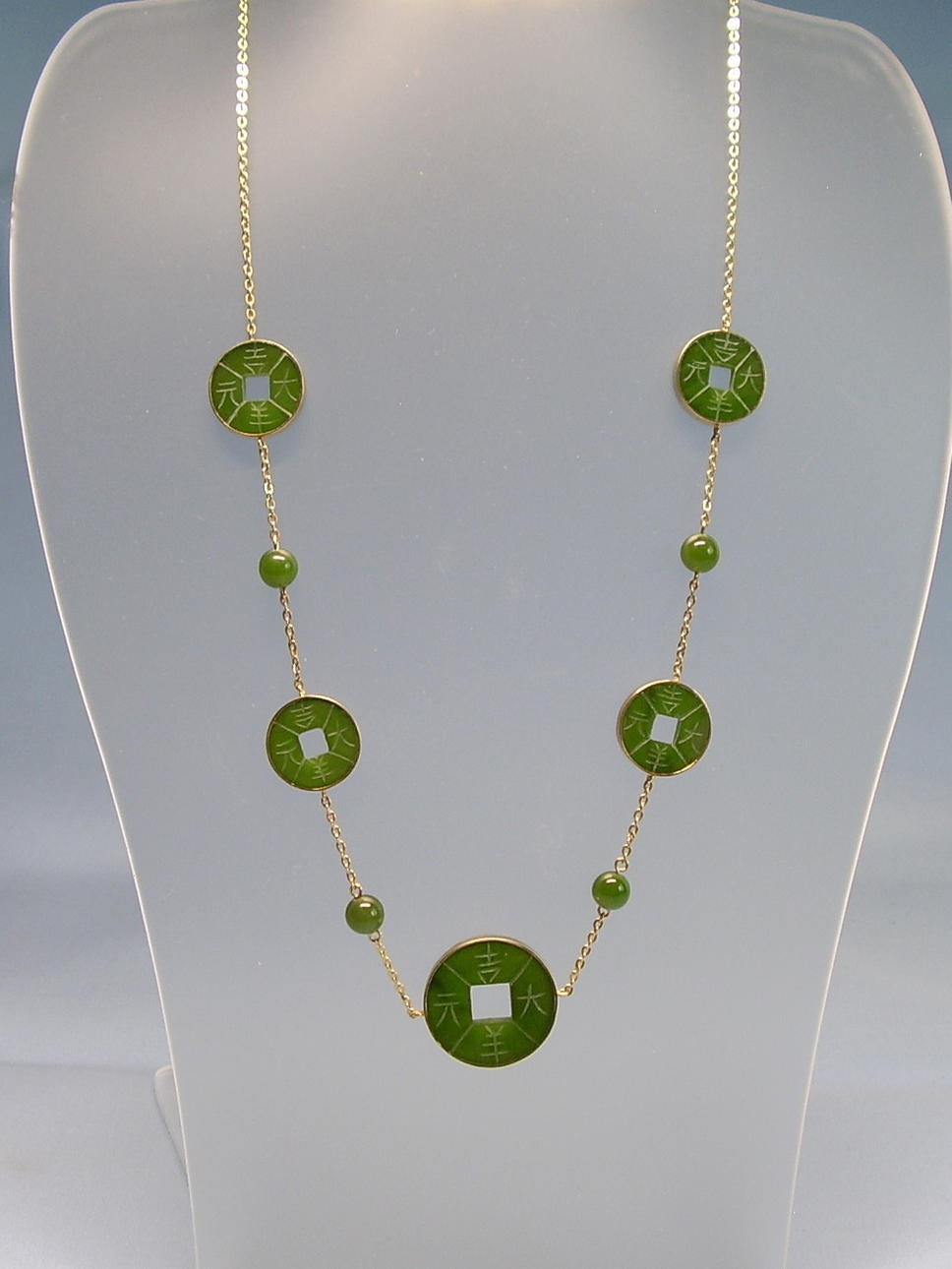 COLLAR DE JADE ANTIGUO SÍMBOLOS DE LA SUERTE.