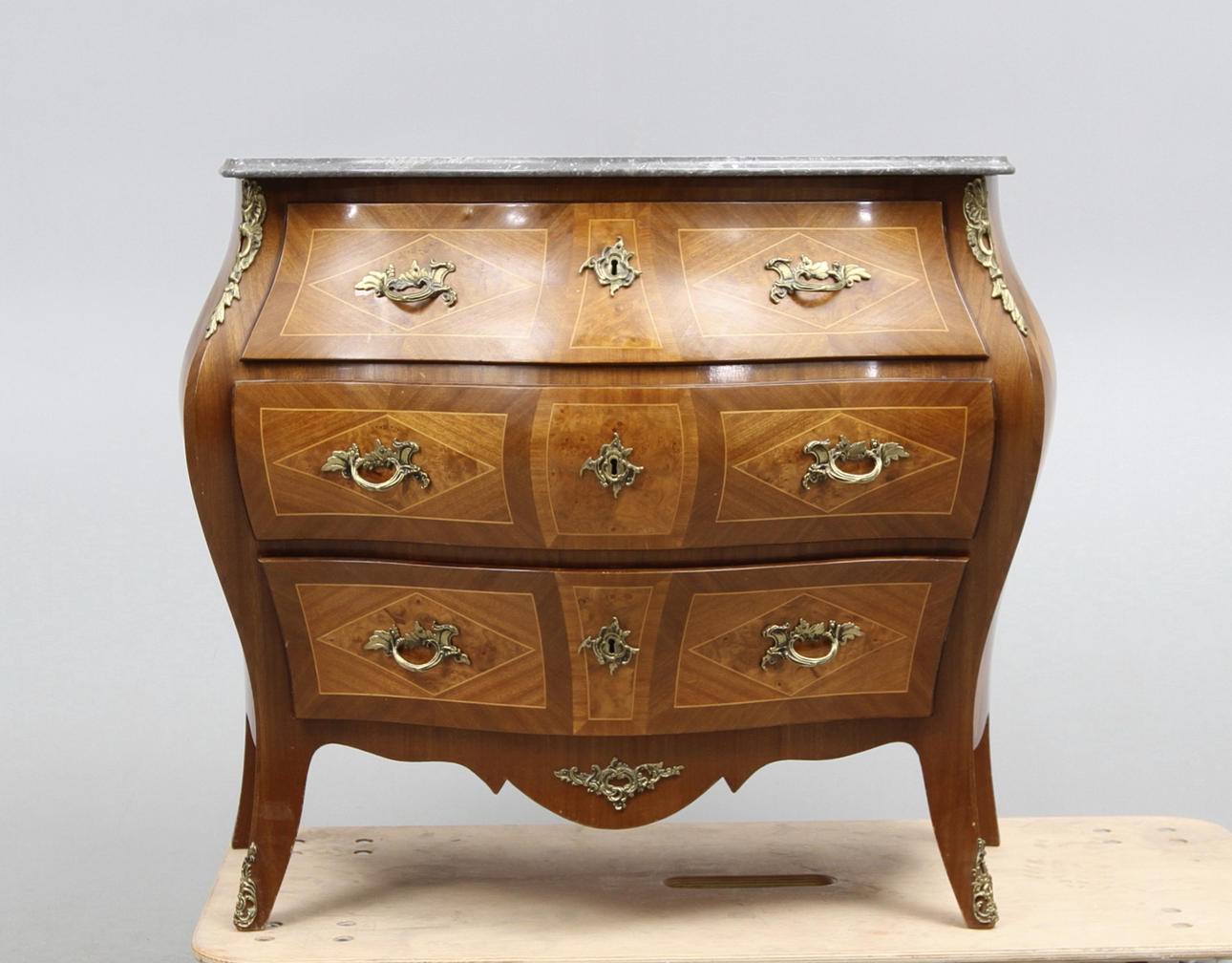 BYRÅ, Rokokostil, 1900-talets mitt.