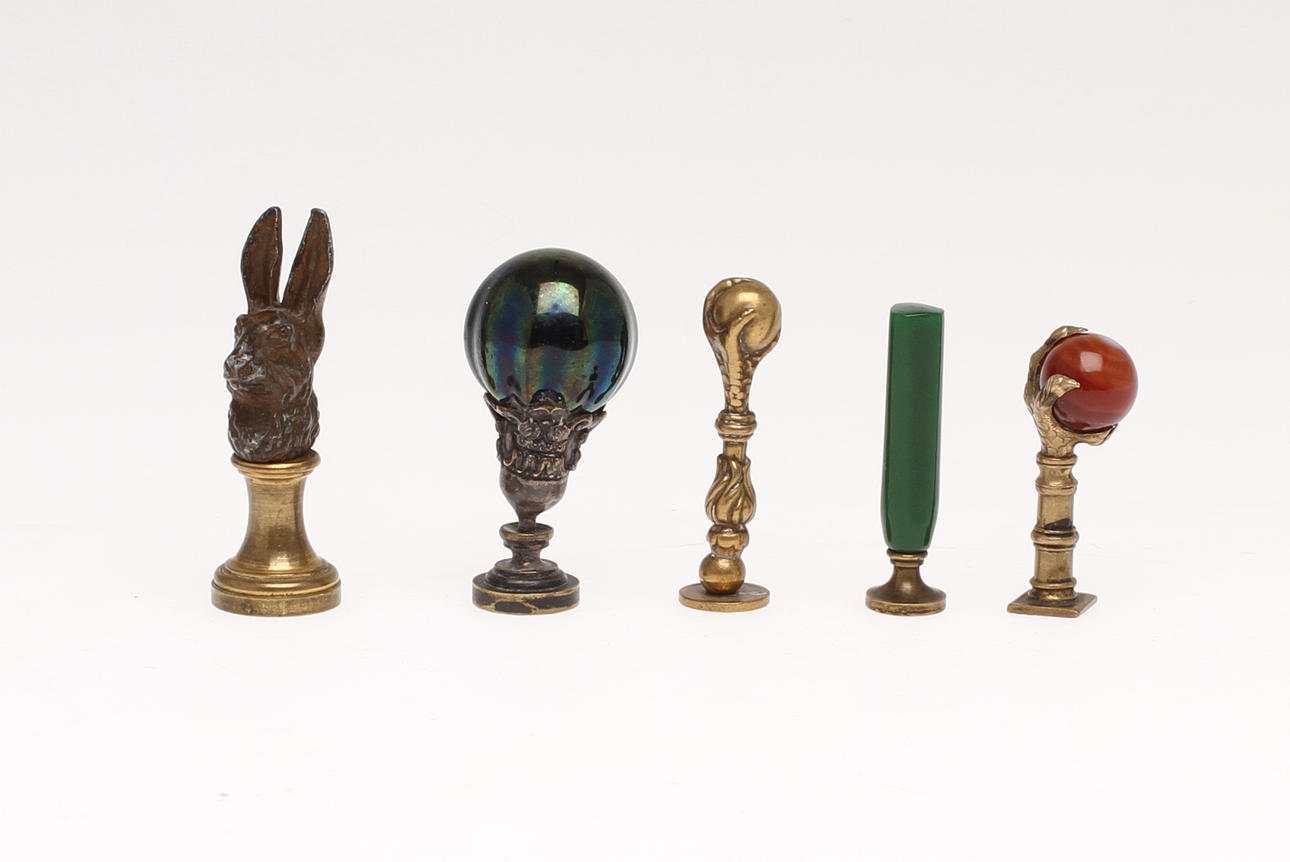 SIGILL, 5 st, Bl a i form av hare, fågelklor i mässing varav en med agat m m. 1800/1900-tal.