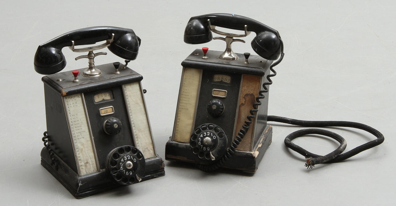 BORDSTELEFONER, 2 st, 1900-talets första hälft.