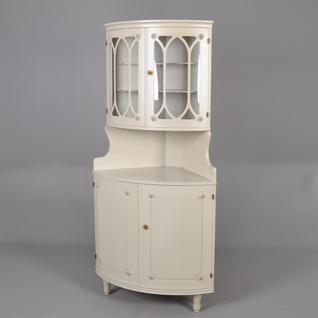 HÖRNSKÅP, "Axet" i gustaviansk stil.