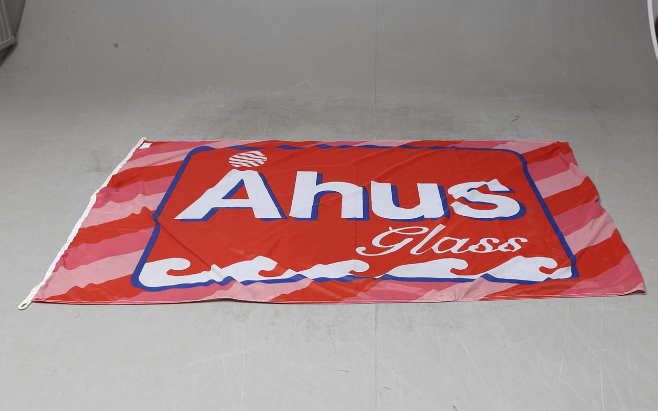 FLAGGA, Åhus glass, Exponator.