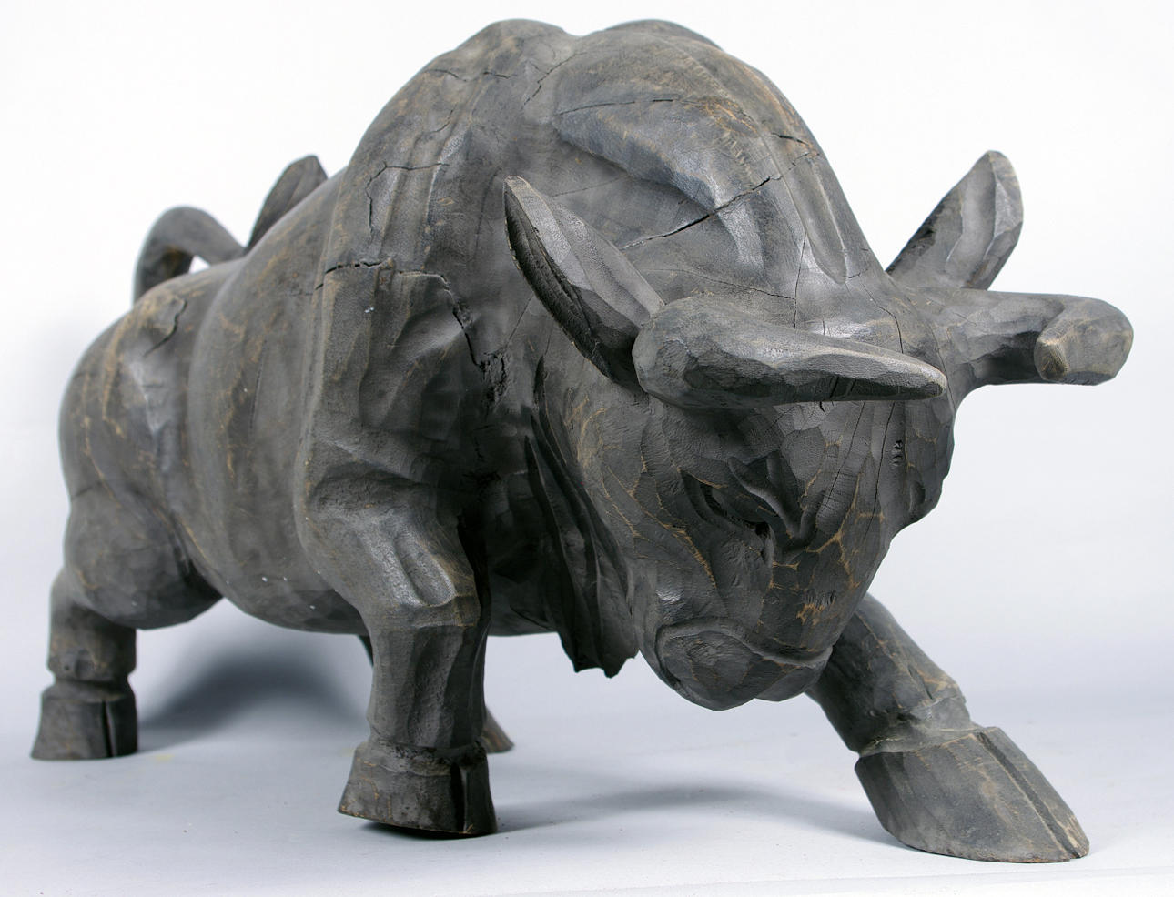 SKULPTUR, tjur, målat trä.