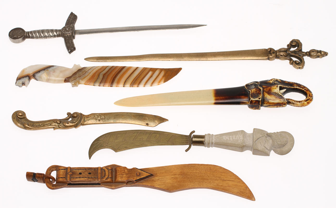 BREVKNIVAR, 7 st, olika material, bl a trä, mässing, agat m m. 1900-tal.