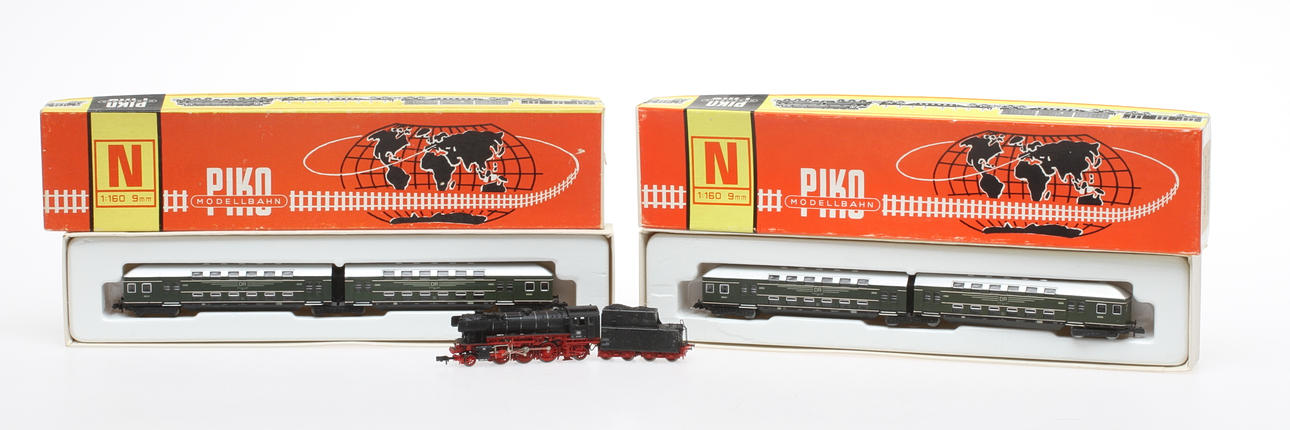 MODELLTÅG FLEISCHMANN ånglok BR23 samt PIKO 4 vagnar typ dubbeldäckare i originalkartong.