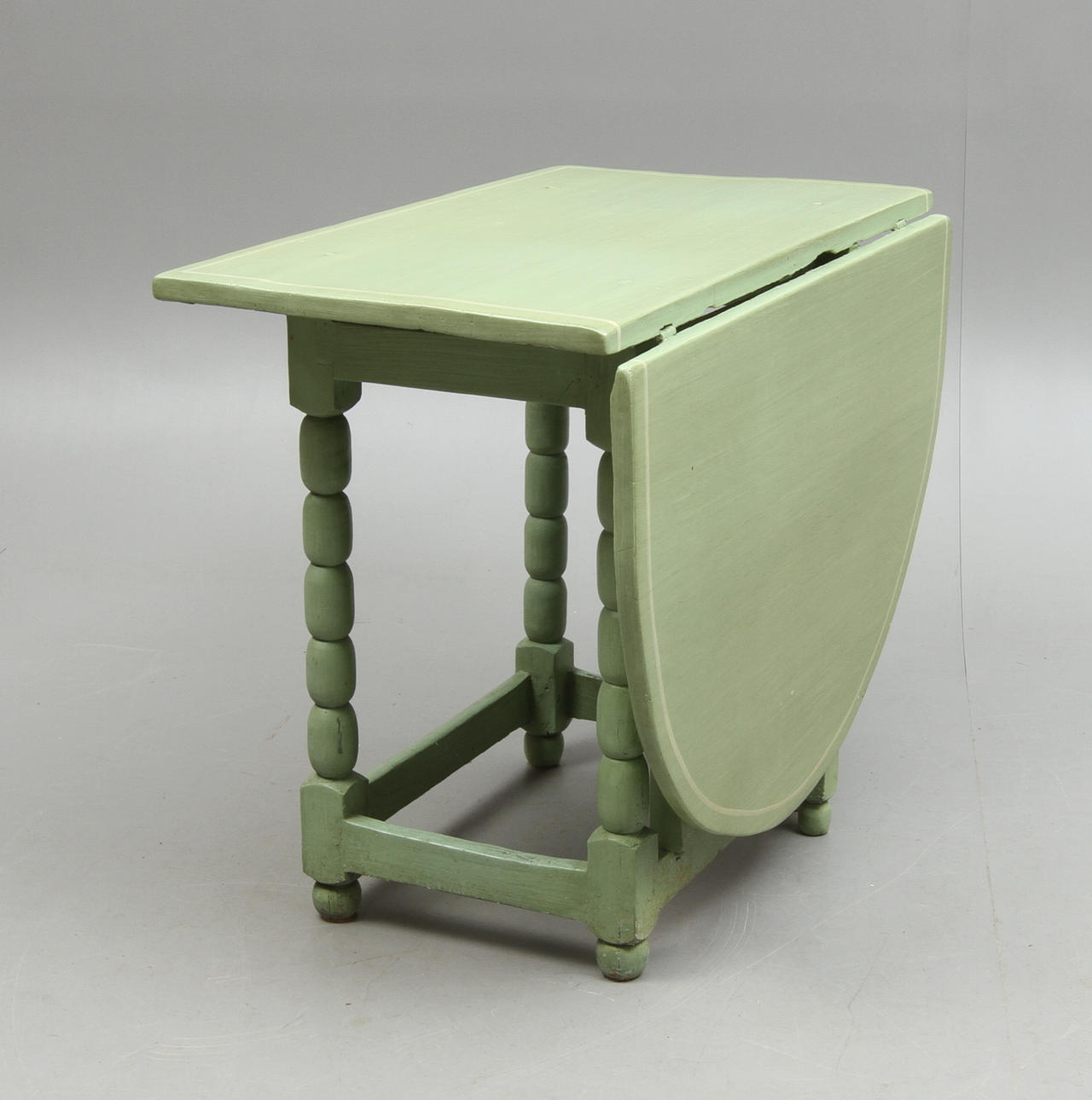 SLAGBORD, grönmålat, 1800-tal.