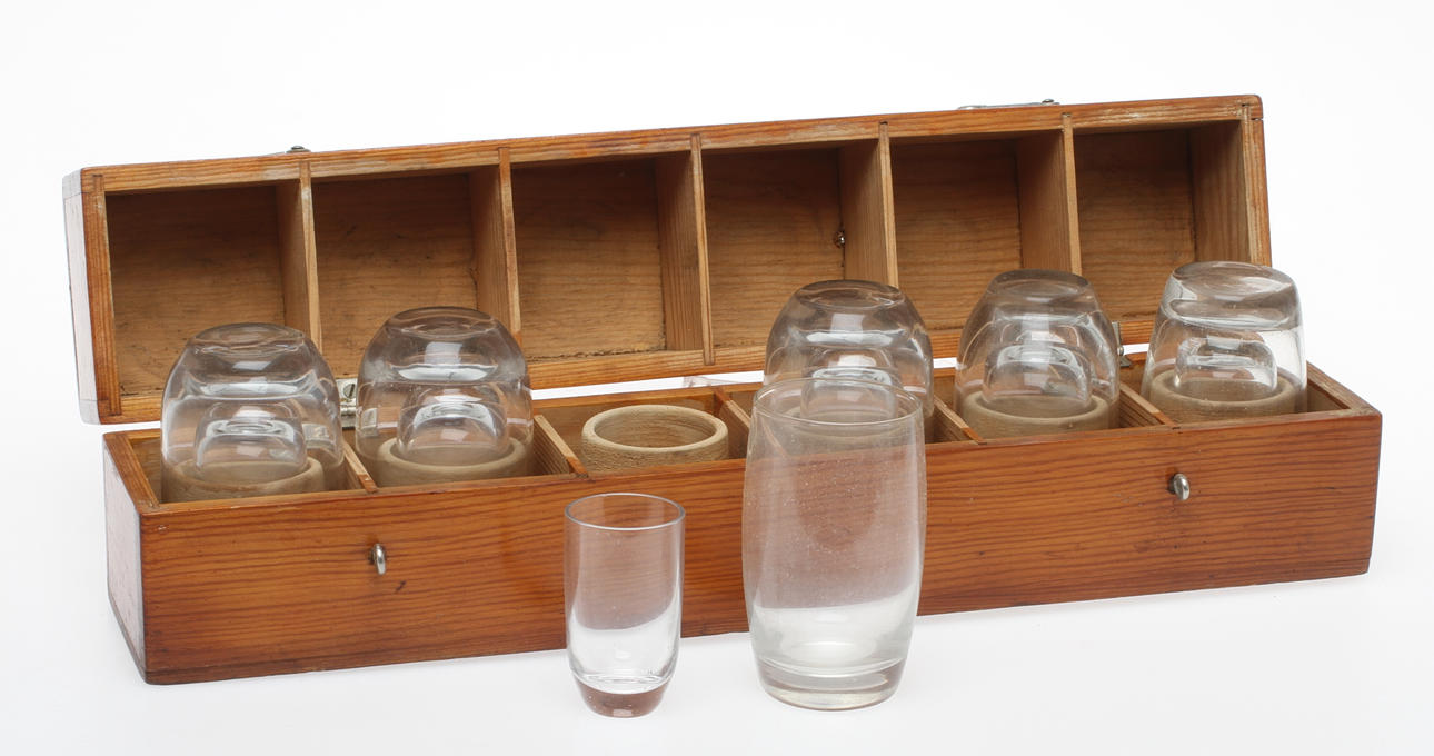 SCHATULL i trä med 6 nubbe- och 6 grogglas. Originalglas.