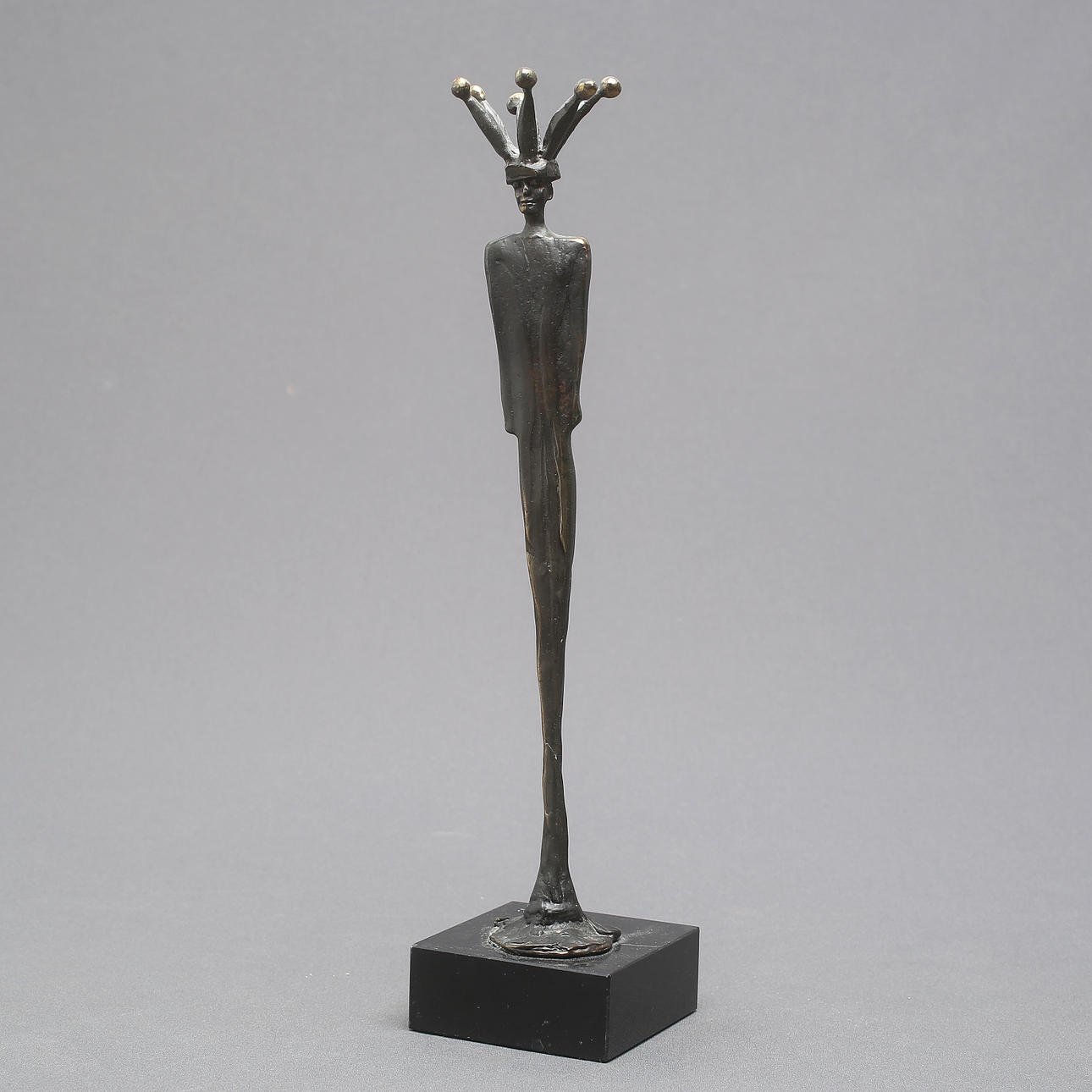 OIDENTIFIERAD KONSTNÄR. Narr, Skulptur, Bronze, Monogramm signiert.