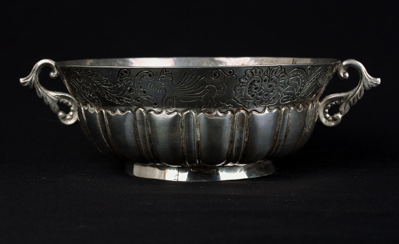 SKÅL MED HÄNKLAR, silver, ornamenterad, vikt= 355 gram.