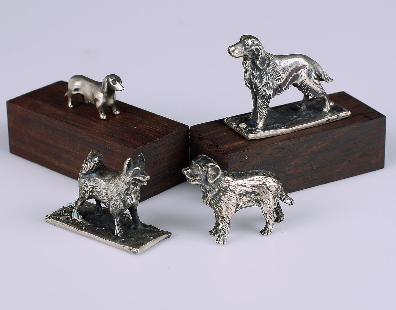 FIGURINER, 4 st, silver, gravyrplåtar, Hundar.