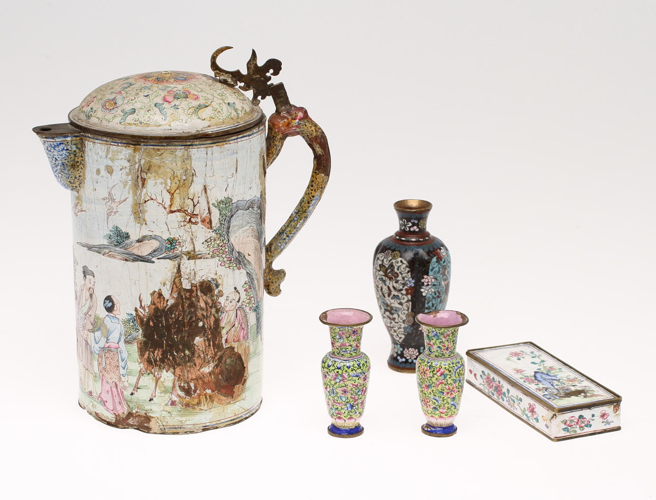 PARTI EMALJ OCH CLOISSONÉ, 5 st, orientaliska, kanna, skrivställ, 1 par miniatyrvaser samt vas. 1800/1900-tal.