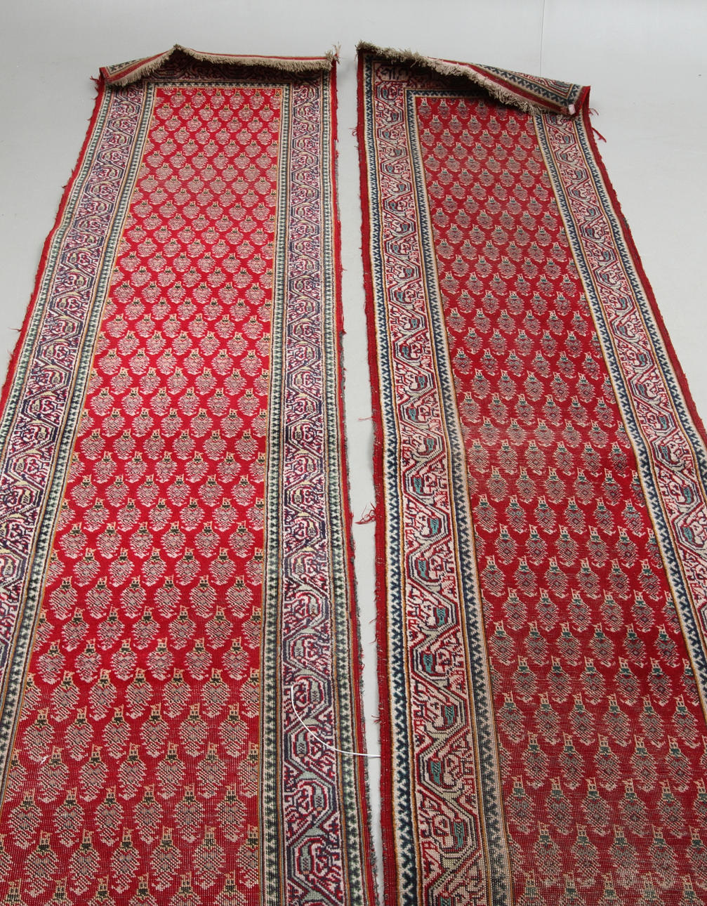 GALLERIMATTOR, 2 st, orientaliska, ca 387 x 80 resp. 390 x 80 cm.