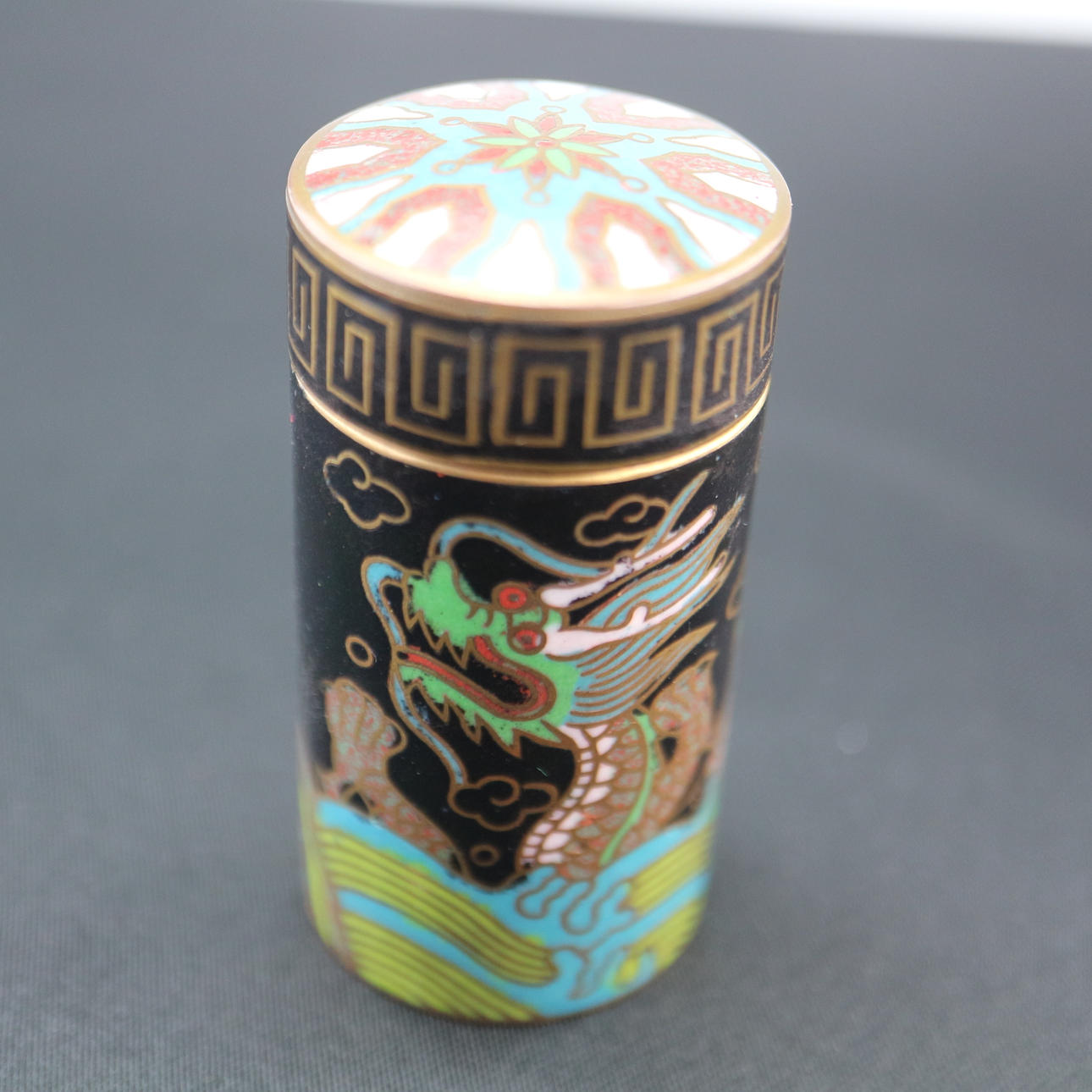 ANTIKE CLOISONNE DOSE.