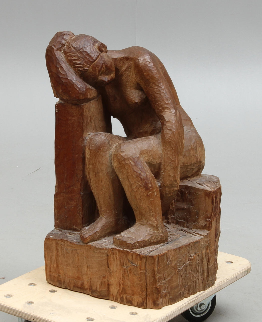 NINNAN SANTESSON. Skulptur, trä, sittande kvinna, osignerad.