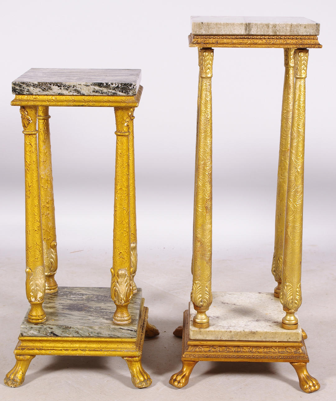 PIEDESTALER, 2 stycken, förgyllda med marmorskivor.