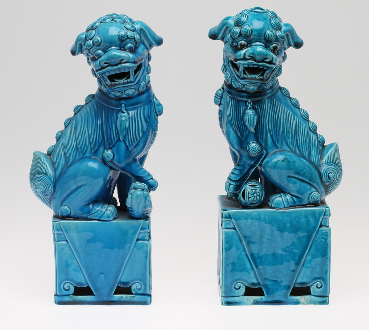 TEMPELHUNDAR, 2st, porslin, Kina, 1900-tal.