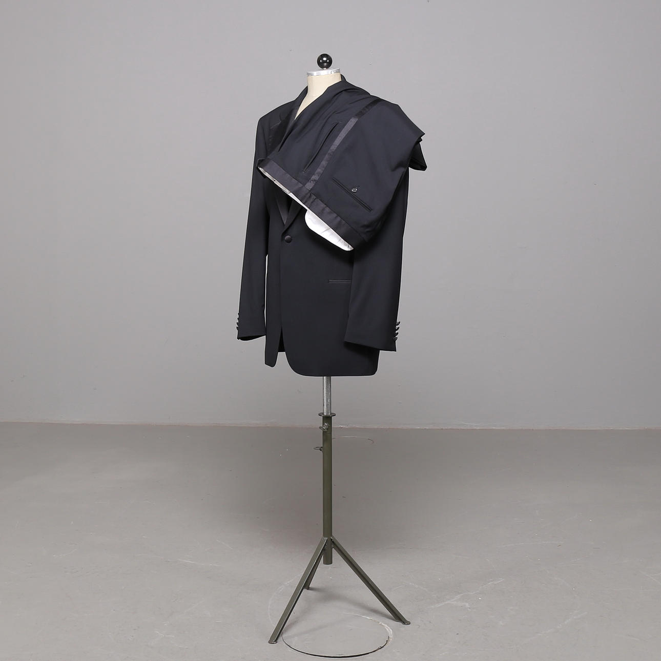 ESMOQUIN, talla Hugo Boss 52.