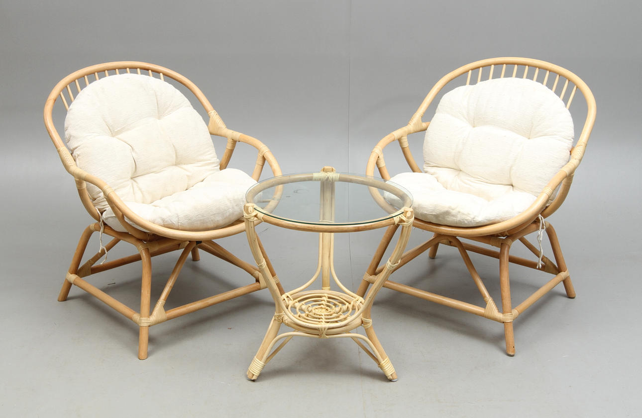 FÅTÖLJER, 1 par samt BORD, rotting, 1900/2000-tal.