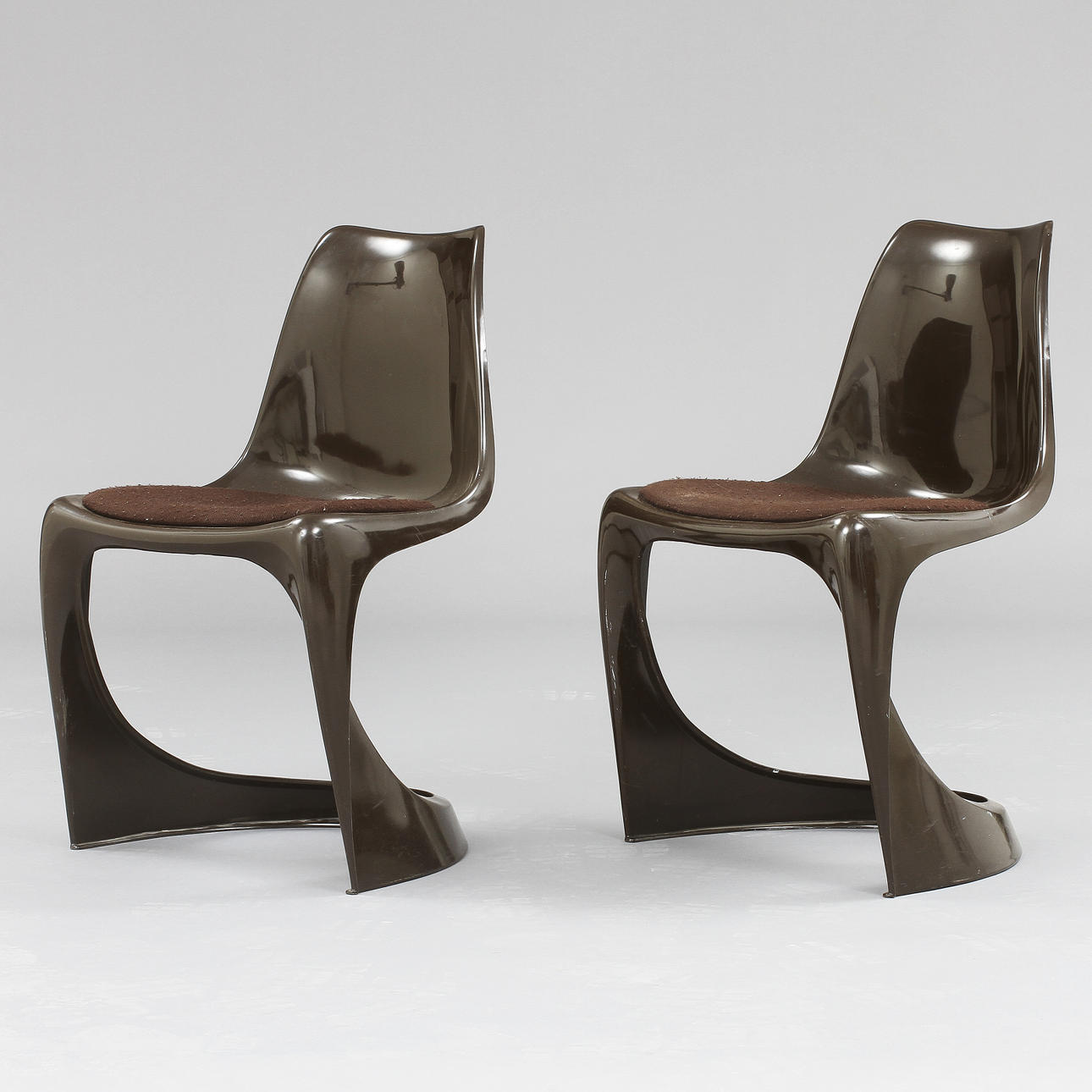 STOLAR, ett par, brun plast. Steen Östergaard för Cado.