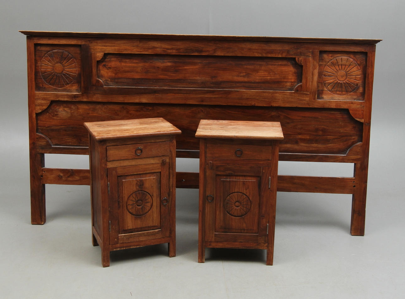 SÄNGBORD 1 par samt HUVUDGAVEL, 1900/2000-tal.