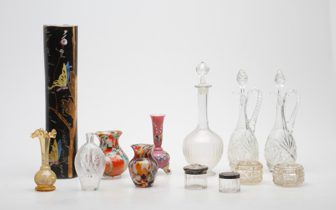 GLASFÖREMÅL, 13 delar, 1800-1900-tal.