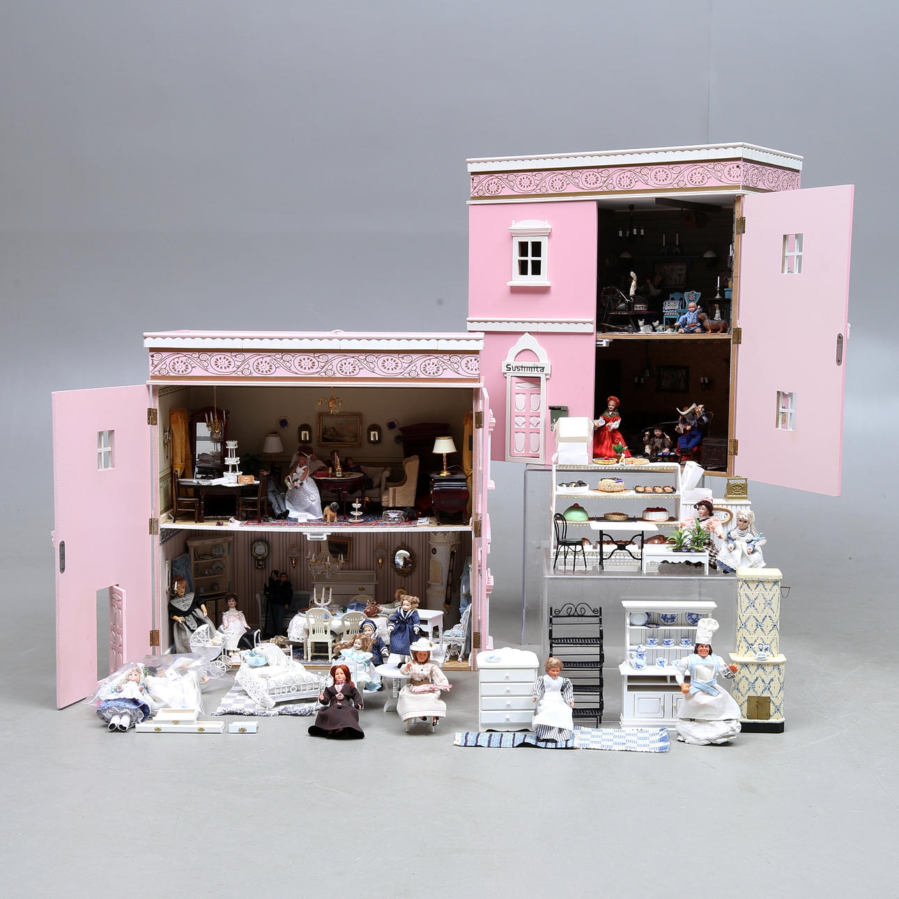 DOCKSKÅP 2 st, Indiska samt diverse dockor och möbler, 2000-tal.