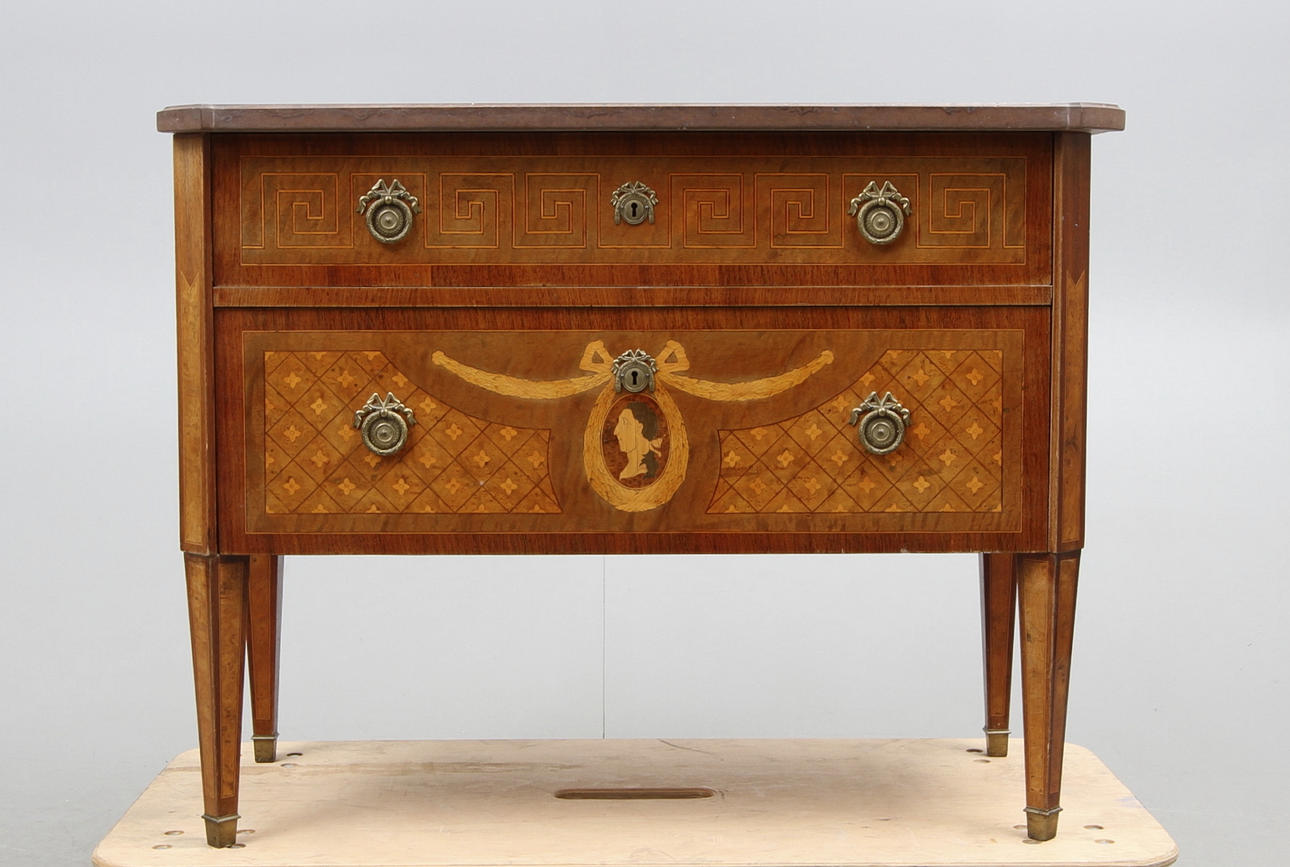 BYRÅ, Gustaviansk-stil, 1900-tal.