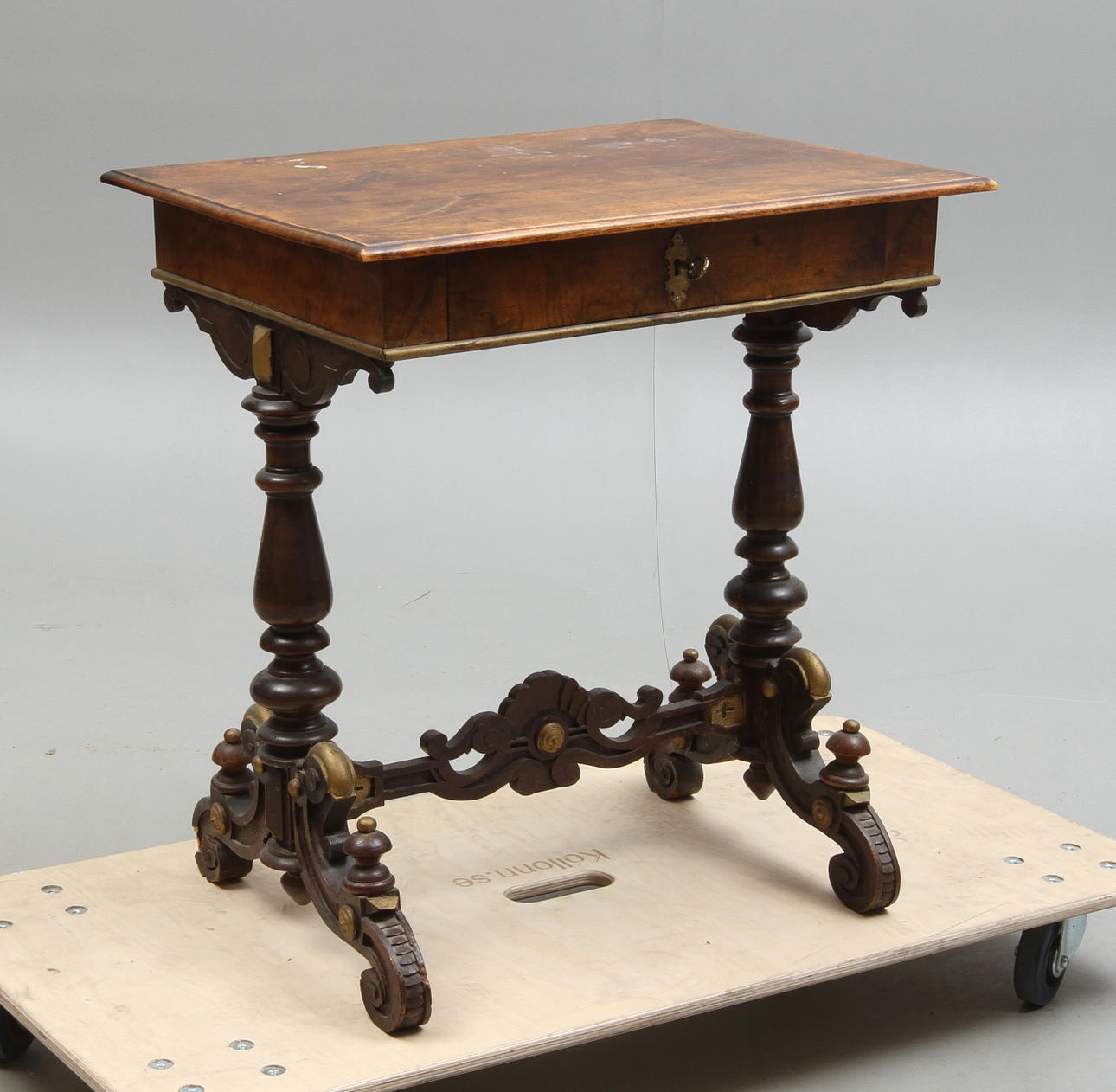 BORD MED LÅDA, 1800-tal.