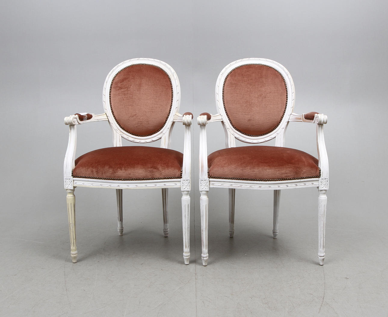 KARMSTOLAR, ett par, Gustaviansk-stil, 1900-talets andra hälft.