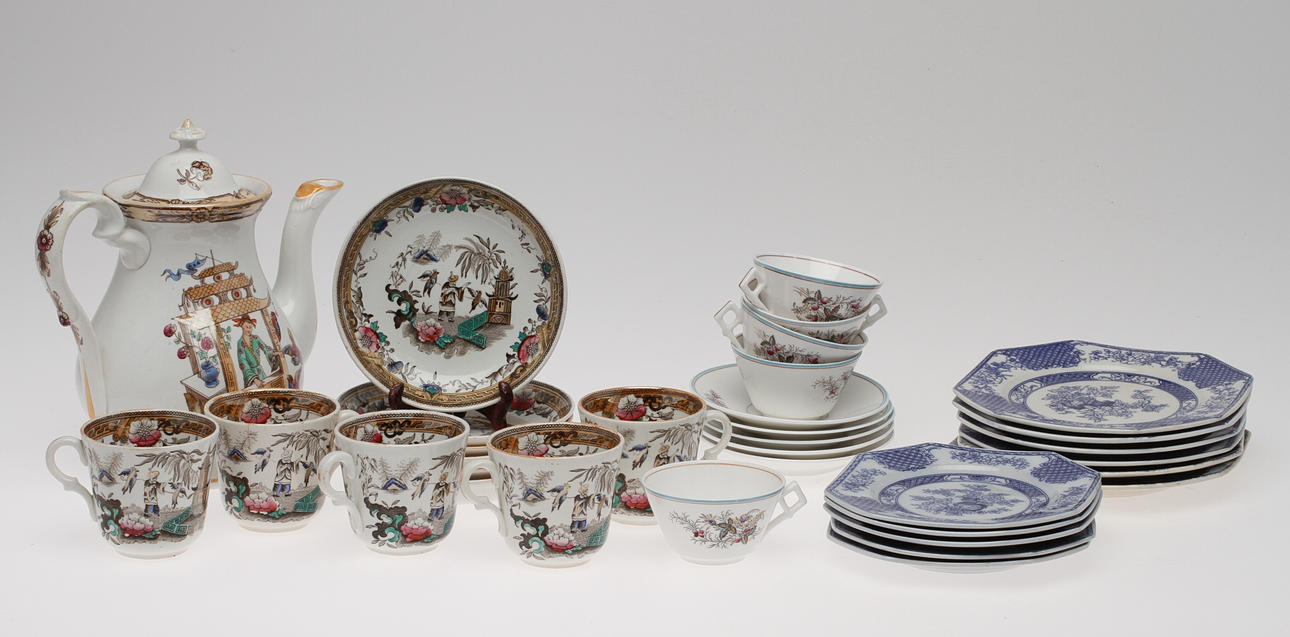 PARTI DIVERSE PORSLIN, kaffekoppar bl a "Singapore", assietter "Hoangho", Rörstrand samt kaffekanna med orientaltiskt motiv, 1800/1900-tal.