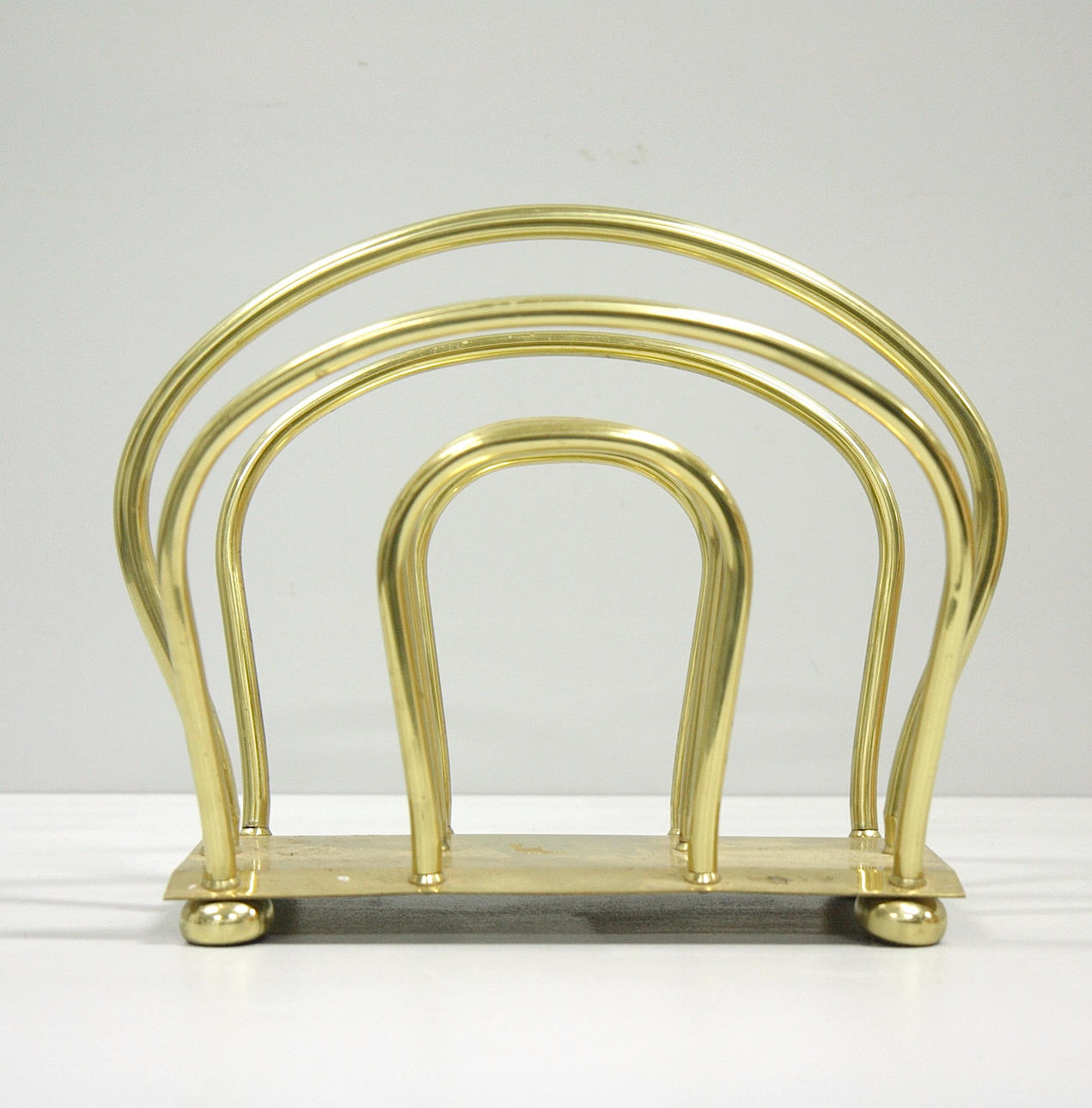 TIDNINGSSTÄLL, mässing, 1900-talets slut.