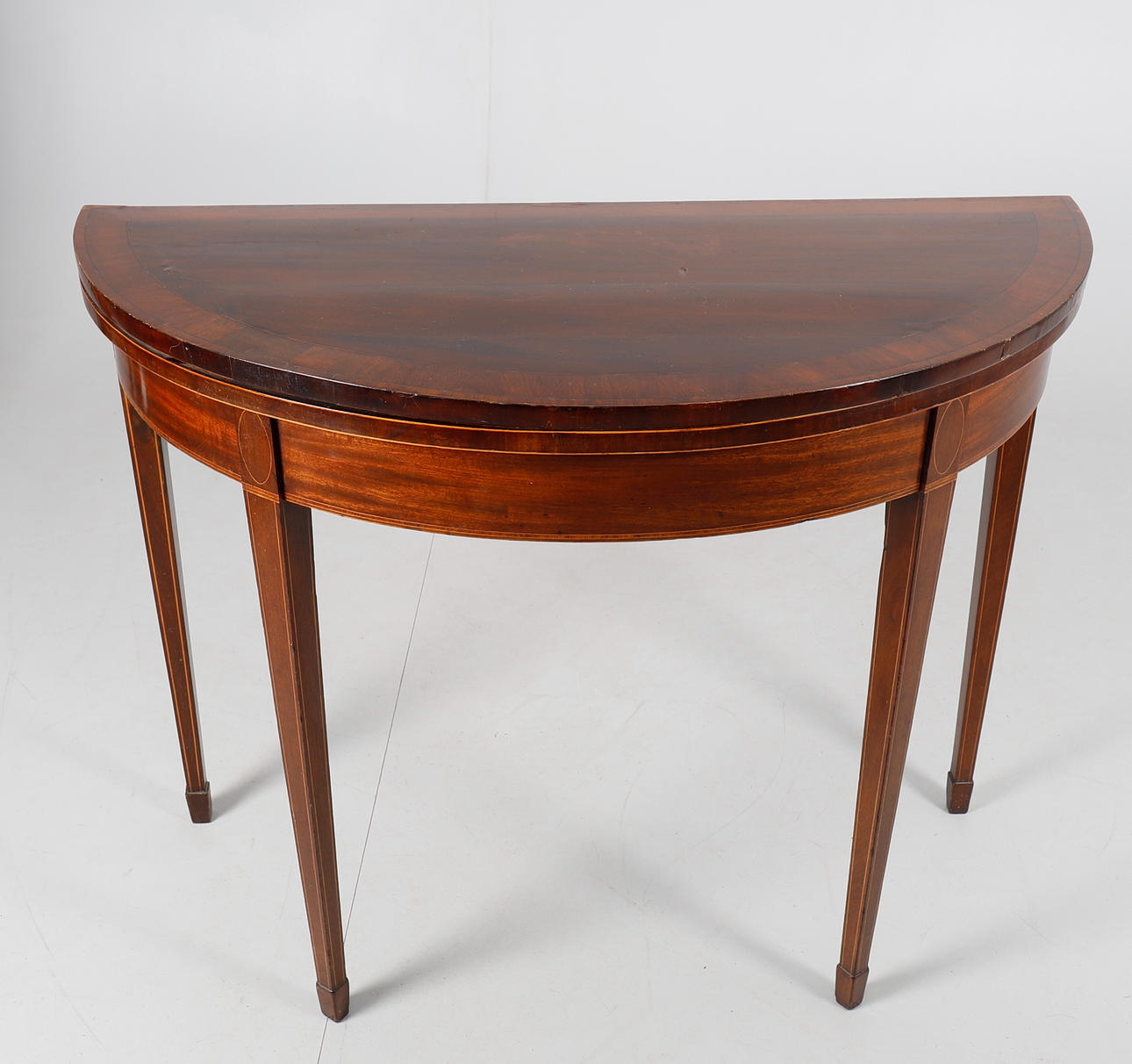 ET DEMI LUNE KORTBORD.