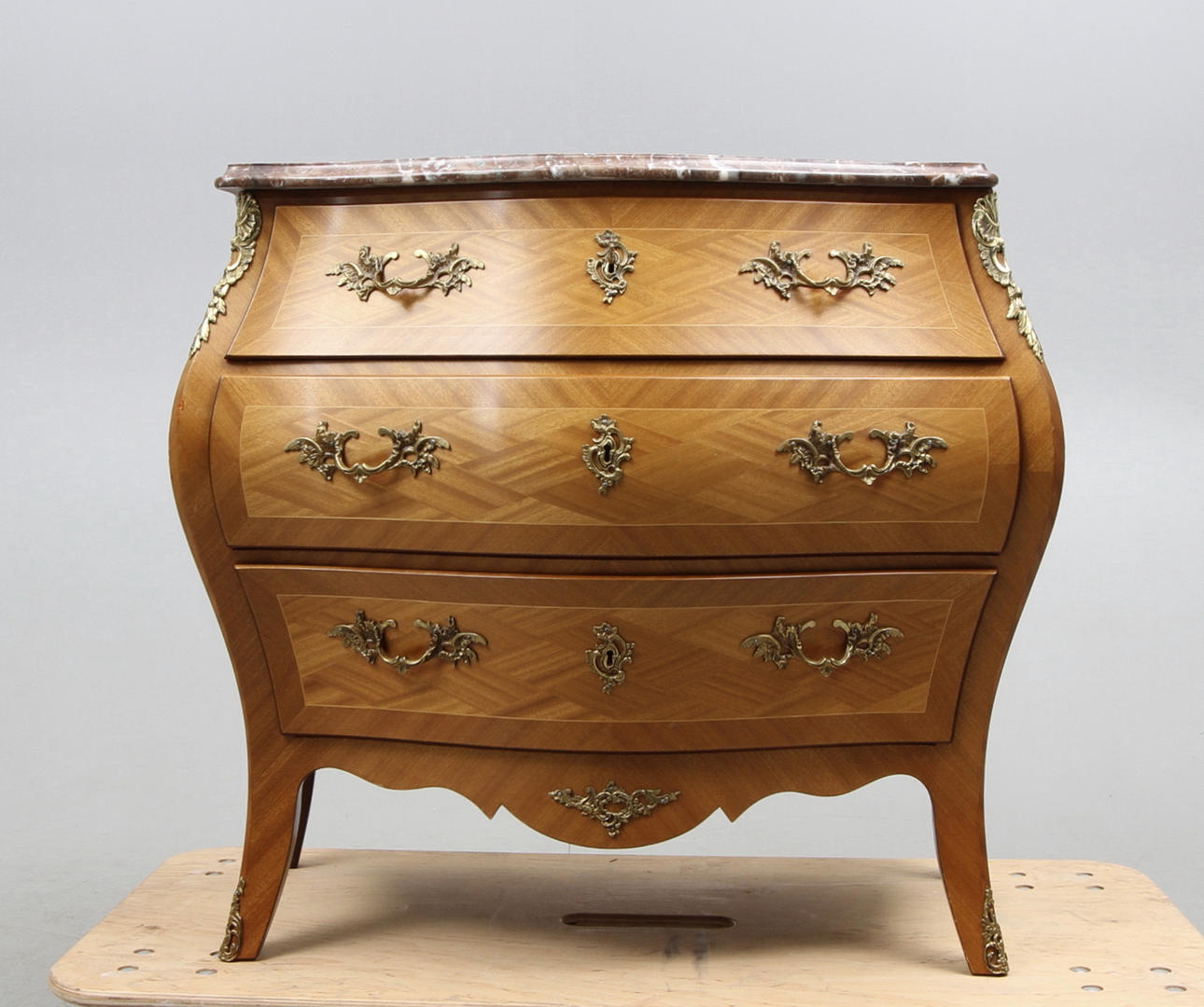 BYRÅ, rokokostil, John Grankvist, daterad och signerad 1975.