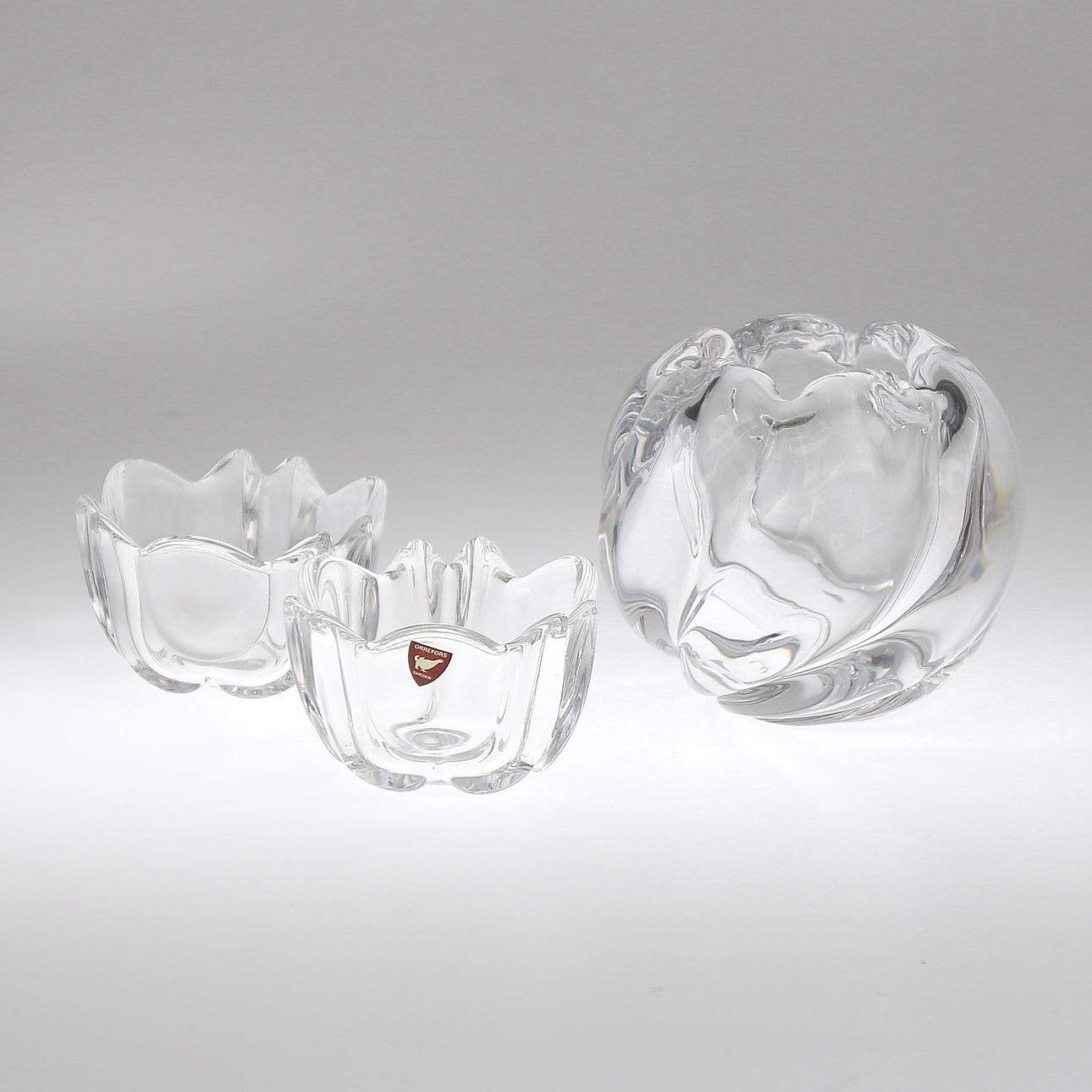 VAS och LJUSLYKTOR, 3 st, glas, bl.a. Edvin Öhrstöm Orrefors, 1900-talets andra hälft.