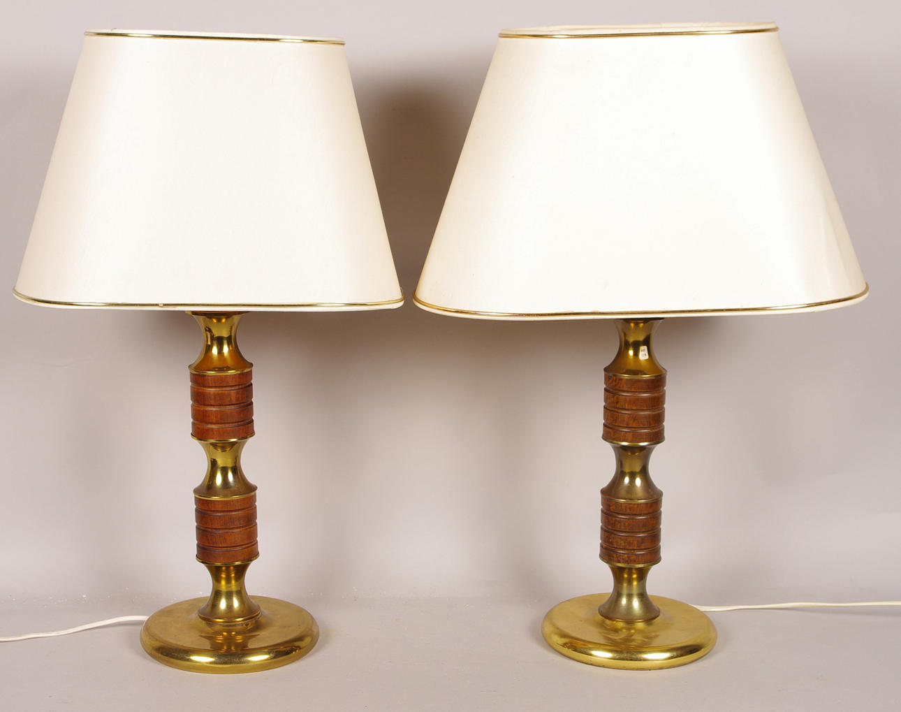 BORDSLAMPOR, 1 par, trä/mässing.