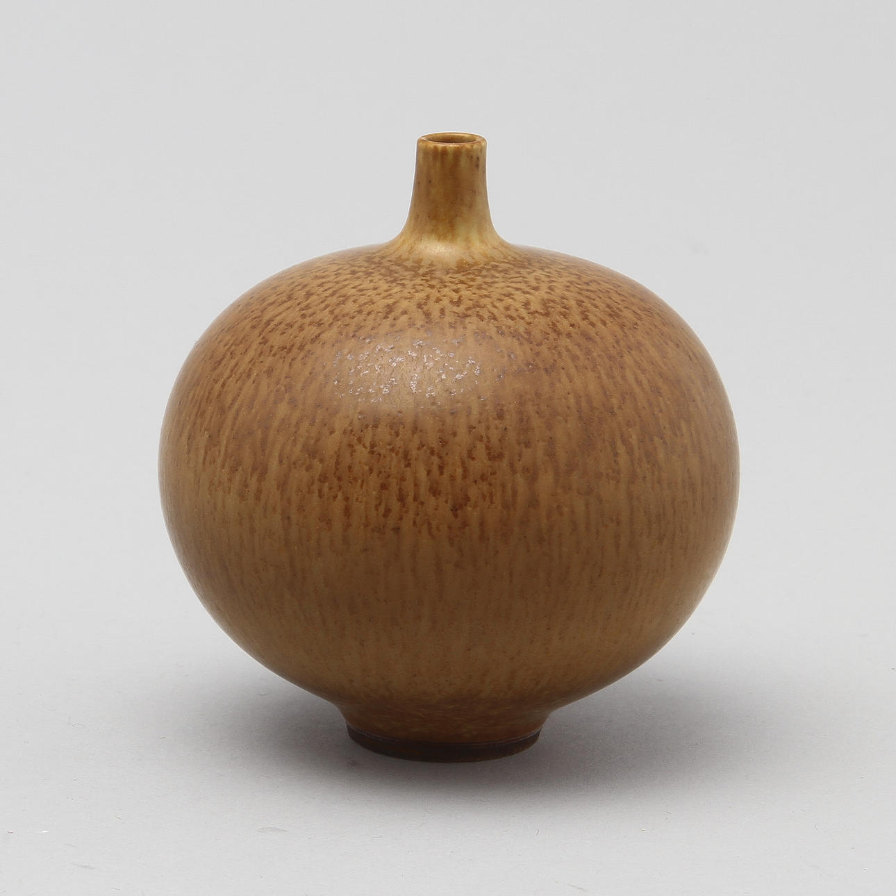 BERNDT FRIBERG. Miniatyrvas, stengods med harpälsglasyr i bruna toner. Gustavsbergs studio 1959. Signerad Friberg studiohanden samt a.