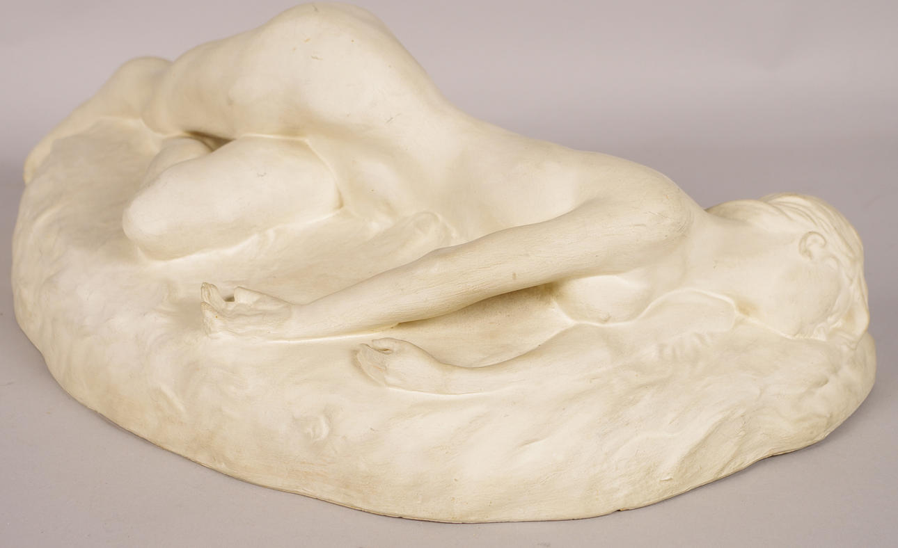 SKULPTUR, liggande kvinna, gips.