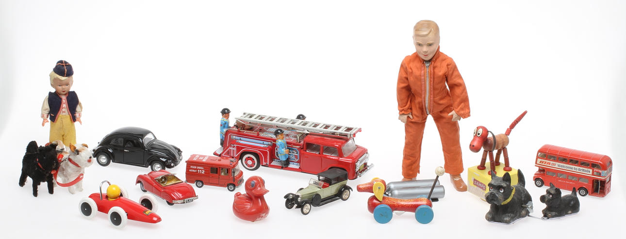 PARTI LEKSAKER, 15 delar, bland annat brandbil och Jaguar BANDAI, 1900-tal.