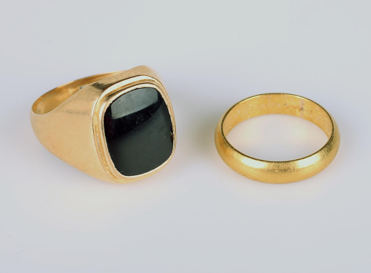 KLACKRING, guld 18k + GULDRING, 23k, vikt båda= 11 gram.