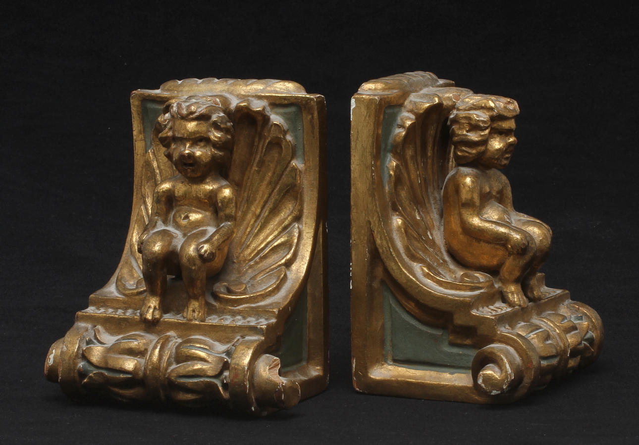 BOKSTÖD, förgyld och skuret trä.