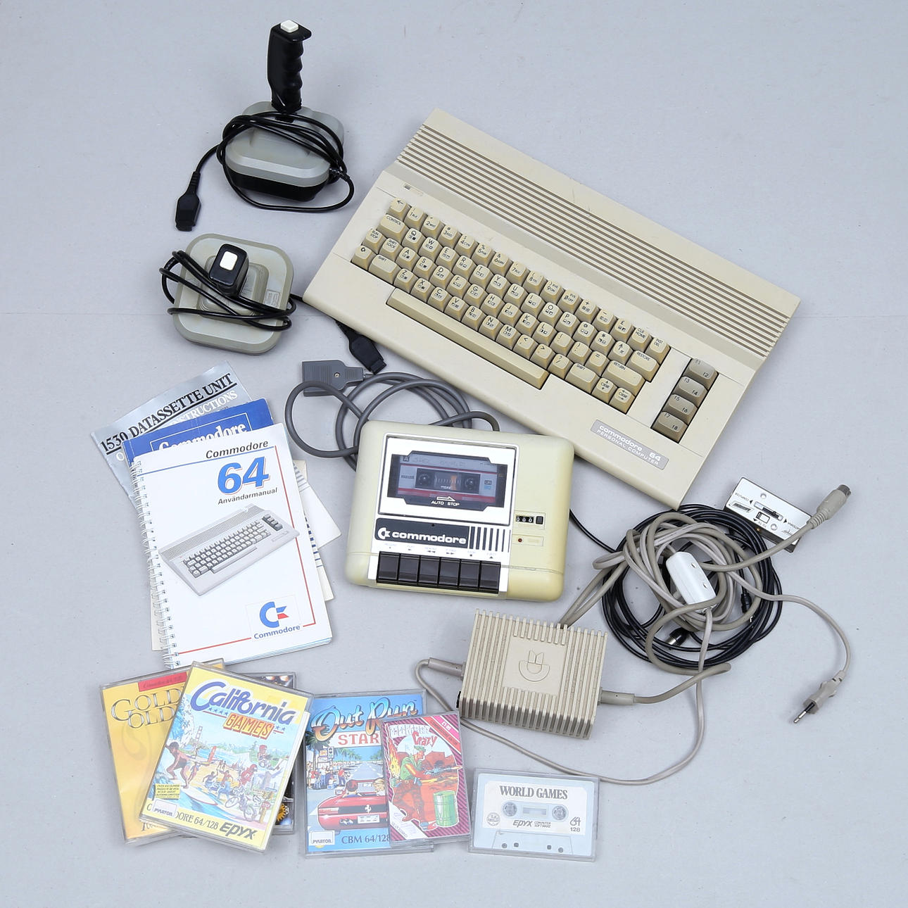 COMMODORE 64 med tillbehör.