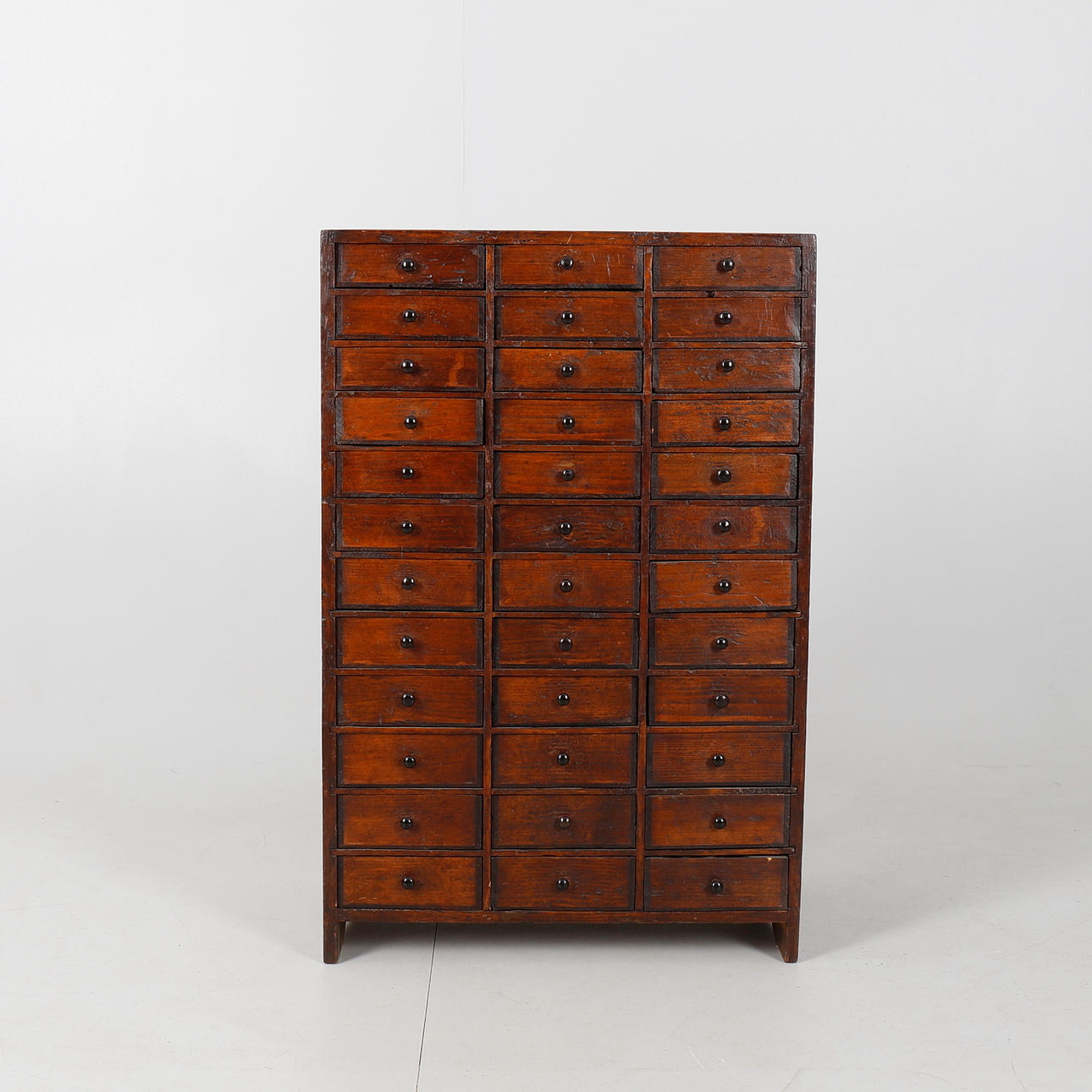 EIN SAMMLERSCHRANK MIT 36 SCHUBLADEN.