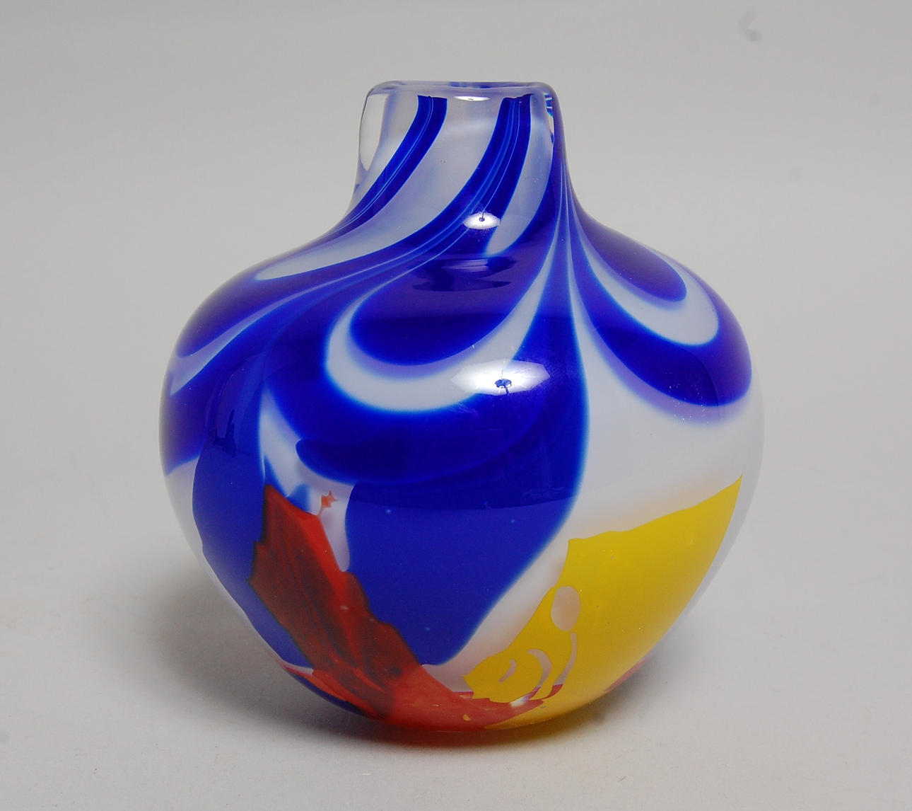 VAS, glas, överfång, Håkan Gunnarsson, Strömbershyttan, signerad, daterad 1995.