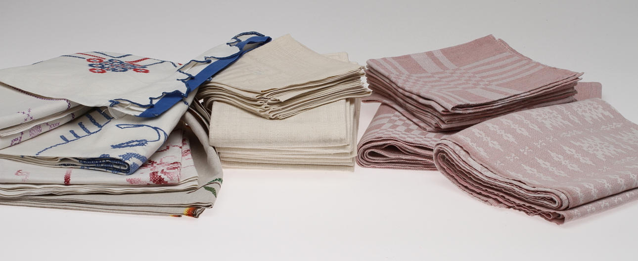 PARTI DUKAR och SERVETTER, linne samt BRODERADE DUKAR, 1900-tal.