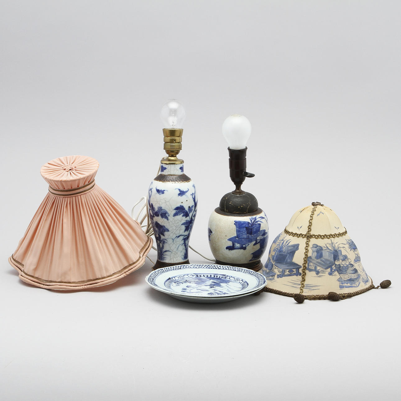 BORDSLAMPOR, 2 st, TALLRIKAR, 2 st, porslin, Kina, 1800-tal resp 1700-tal.