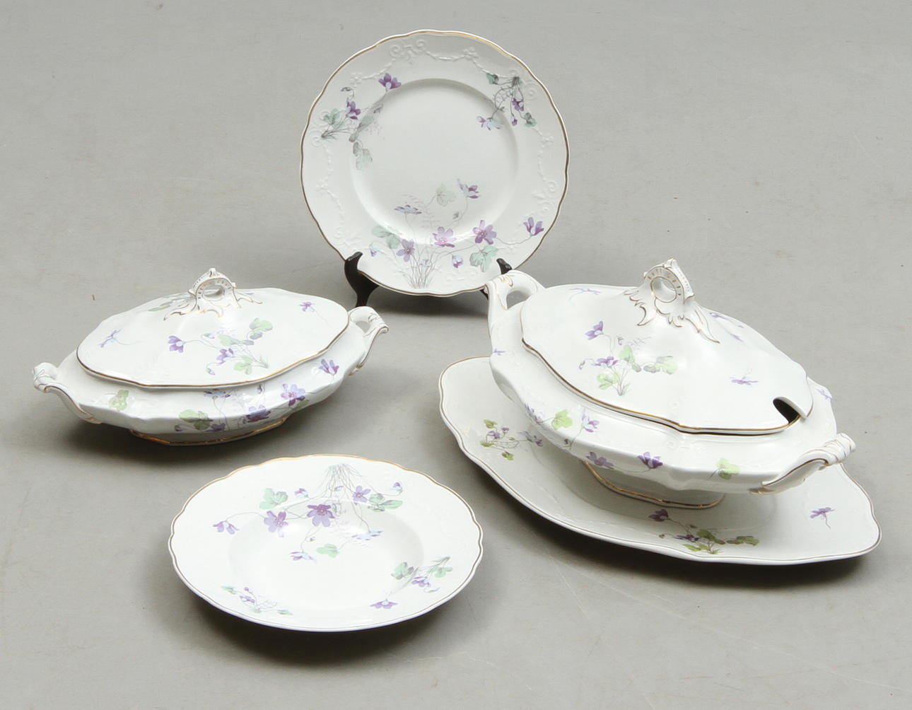 MATSERVIS ca 20 delar, porslin, "Blåsippa" Gustafsberg. Sekelskiftet 1900.