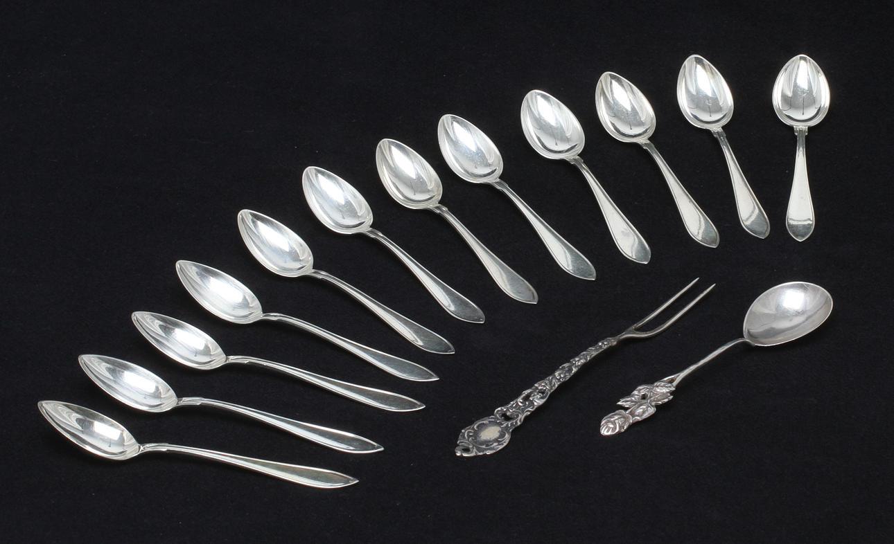 KAFFESKEDAR,12 st, C G Hallberg, modell svensk spetsig samt SKED, GAFFEL, silver. Tot vikt ca 186 gram.