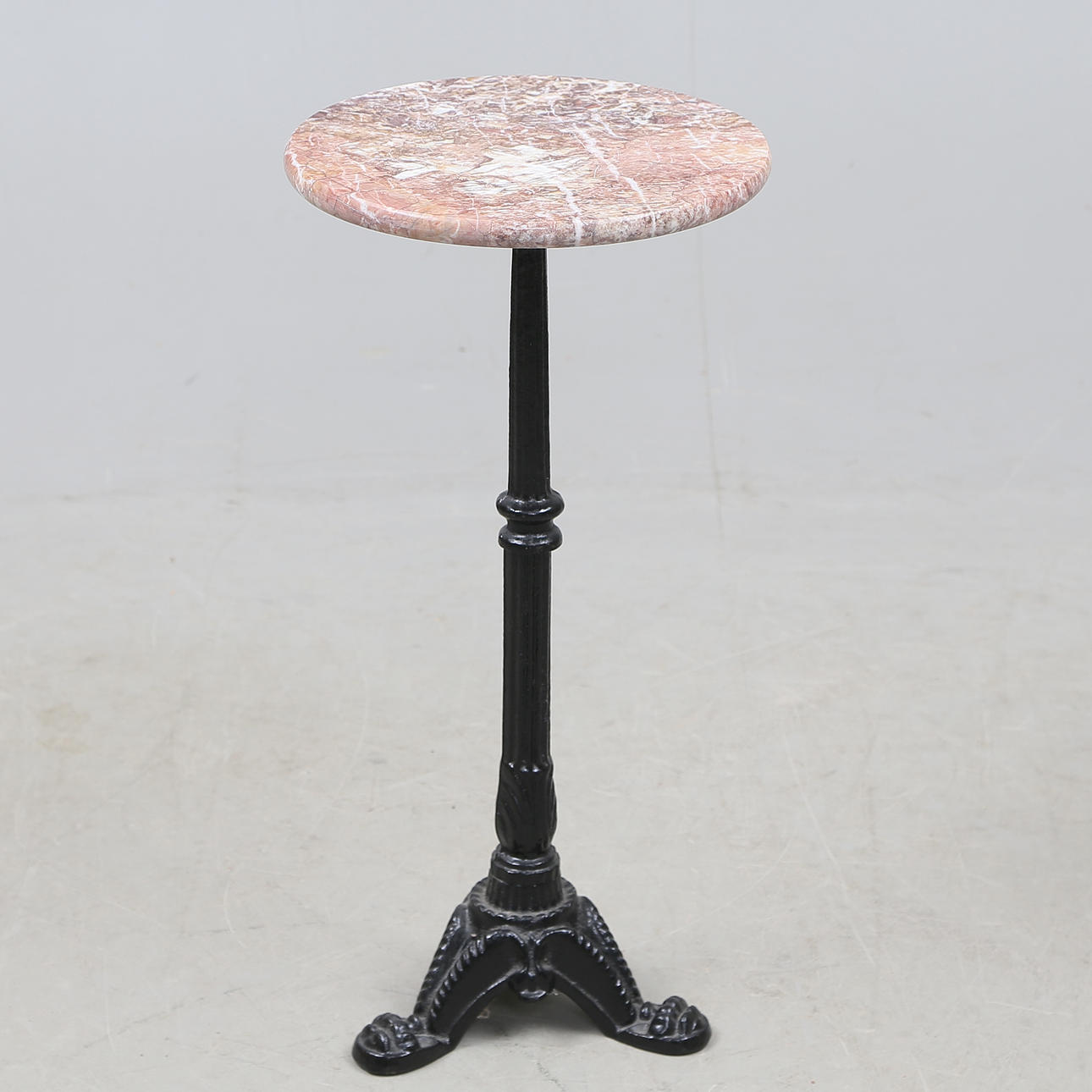 TISCH, mit Steinplatte und Eisenfuß, 20. Jahrhundert.