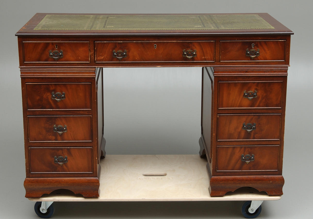 SKRIVBORD, med läderklädd skiva, England, 1900-tal.