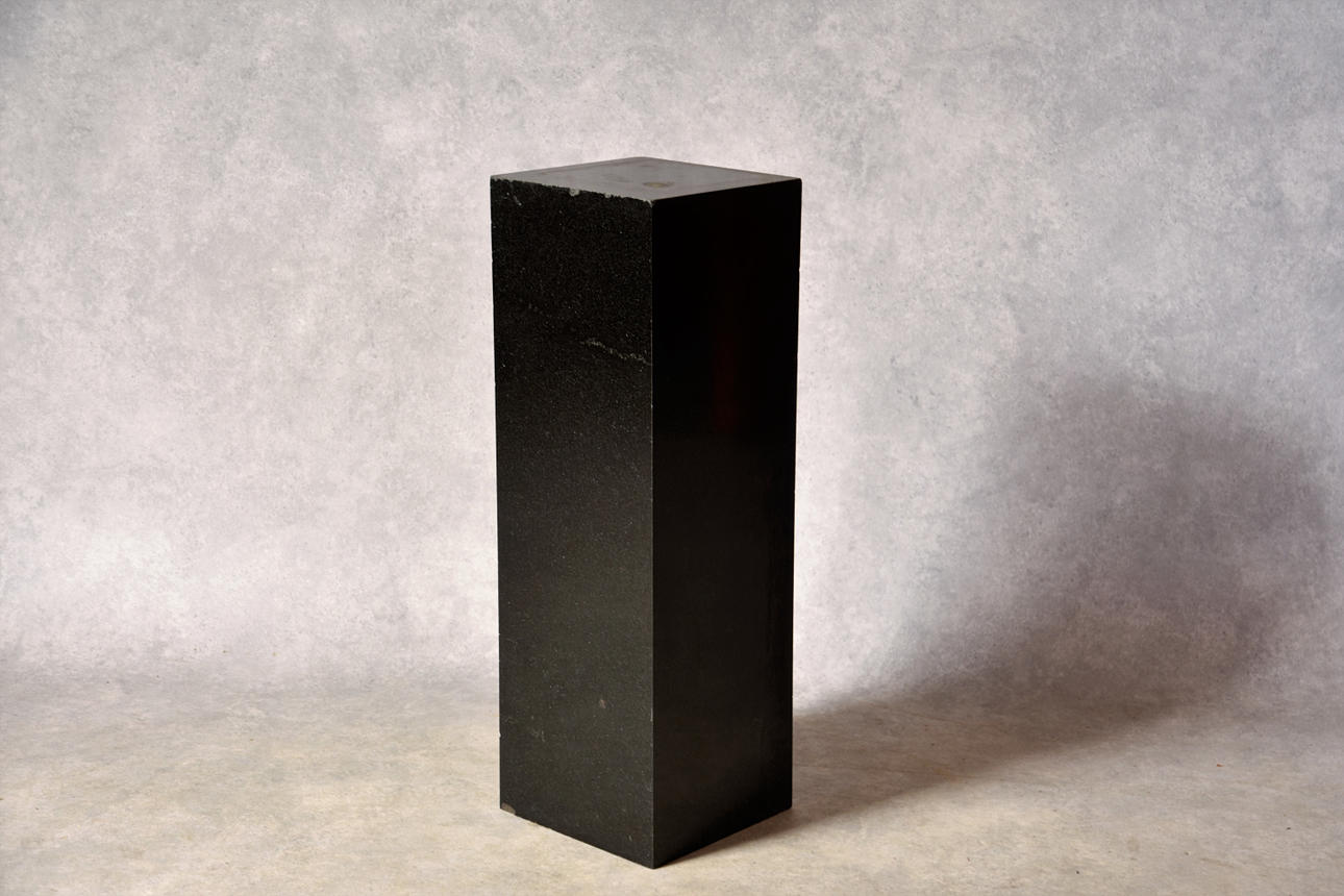 HAVESøjle, diabas (sort granit).